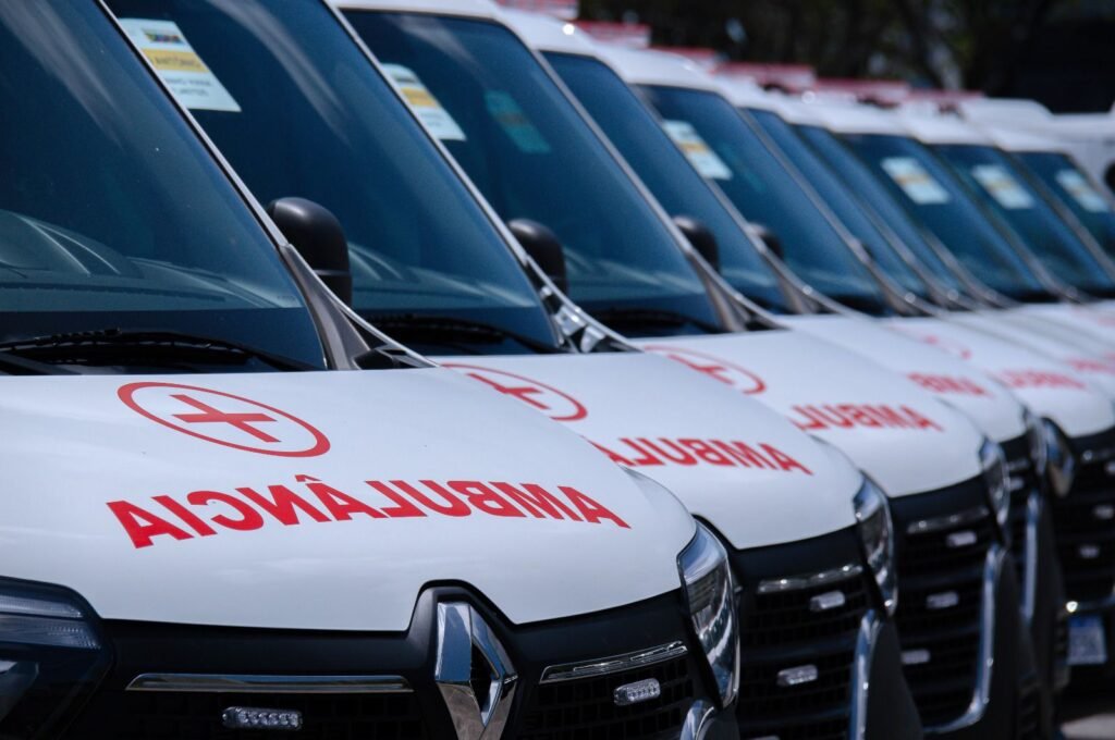Lauro de Freitas recebe nova ambulância e amplia assistência no transporte de pacientes -
