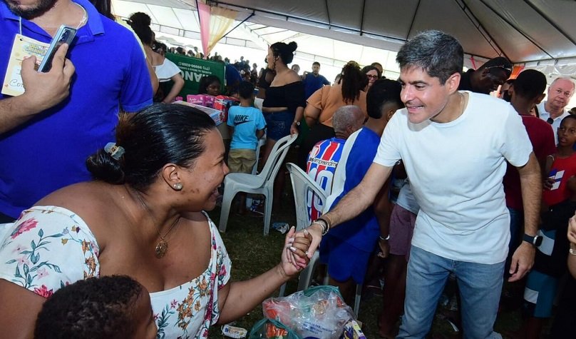 ACM Neto participa de evento do Dia das Crianças em Lauro de Freitas