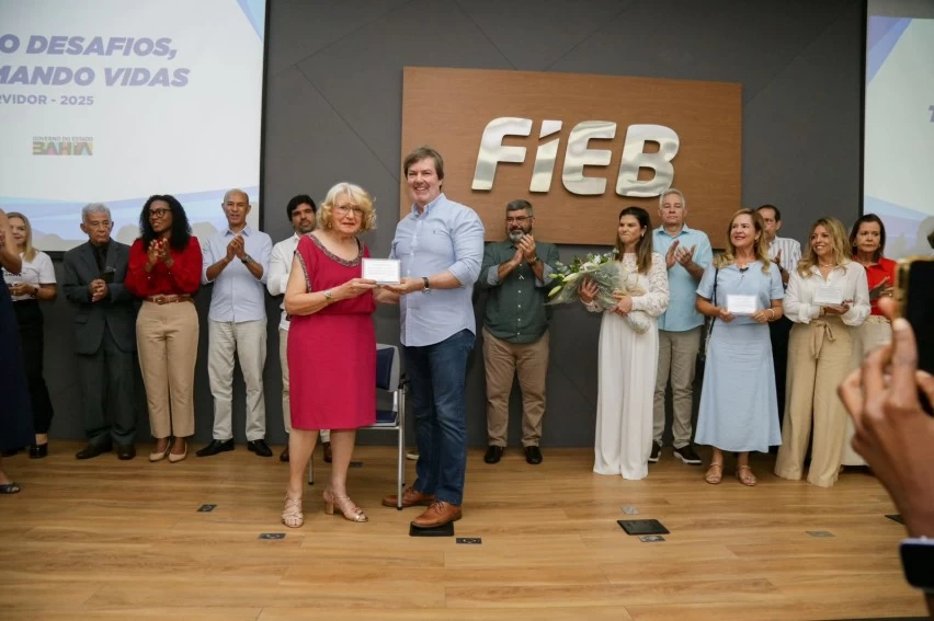 Conder homenageia Maria del Carmem e servidores com mais de 30 anos em evento com palestrante Pedro Pimenta