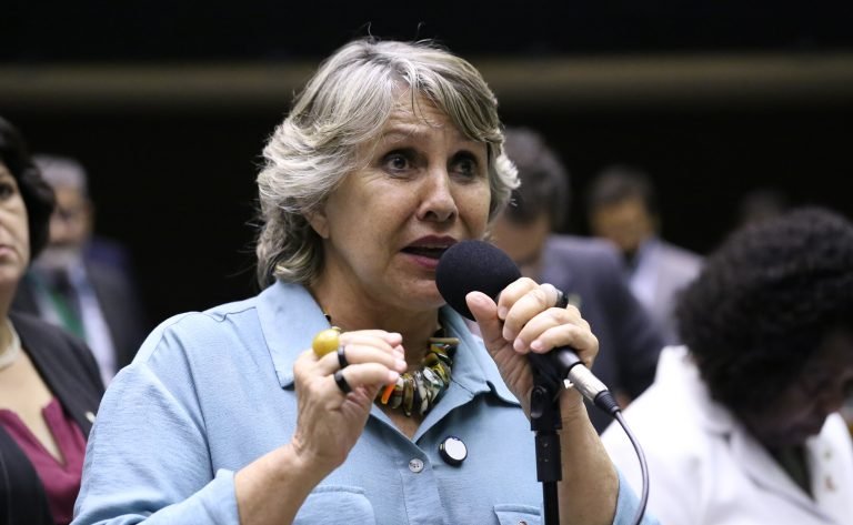 Deputada Erika Kokay a fala ao microfone