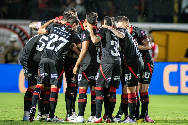 ELENCO INCHADO? Vitória inscreve 47 jogadores no Brasileiro e aposta em jovens da base