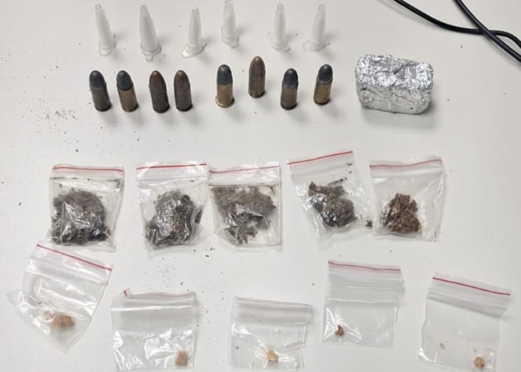 Homem é preso com drogas, arma e munições em Feira de Santana