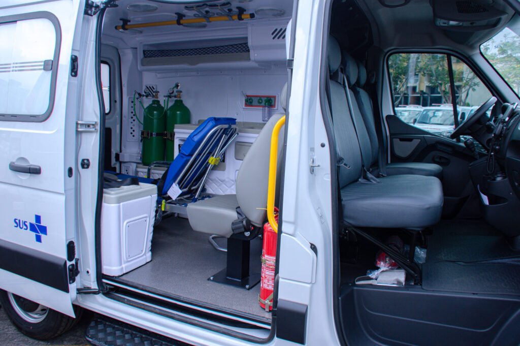 Lauro de Freitas recebe nova ambulância e amplia assistência no transporte de pacientes
