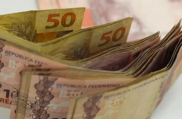 Lote extra de R$ 1,5 bi do abono salarial será pago nesta quarta-feira; saiba se você tem direito