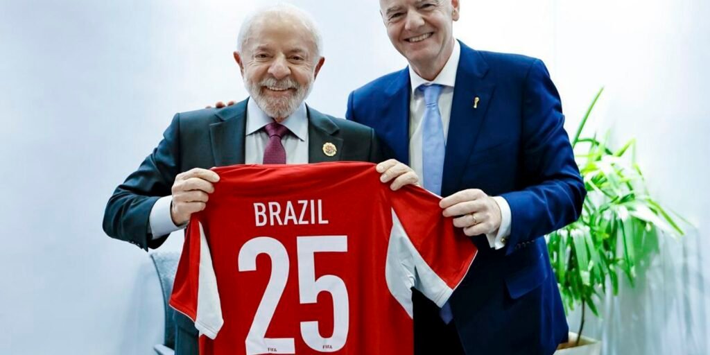 Lula convida presidente da Fifa para conhecer Universidade do Esporte