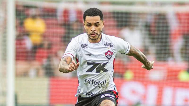 Matheuzinho completa 20 jogos sem participar de gols e perde espaço no Vitória