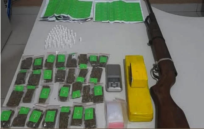 Polícia apreende armas e drogas após operação em zona rural