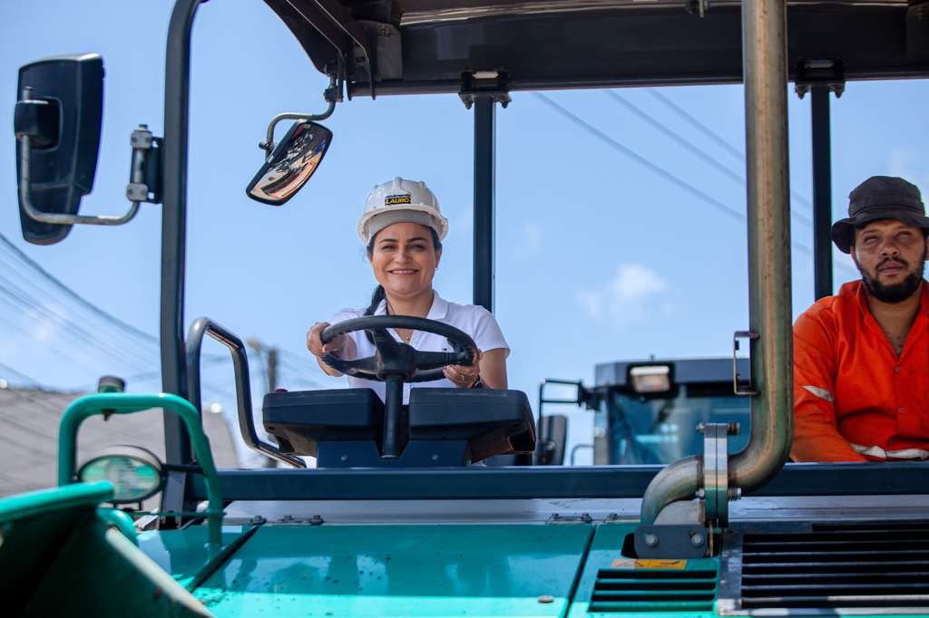 Prefeita Débora Regis acompanha obras do Pavimenta Lauro no bairro do Caji no último sábado (25) -