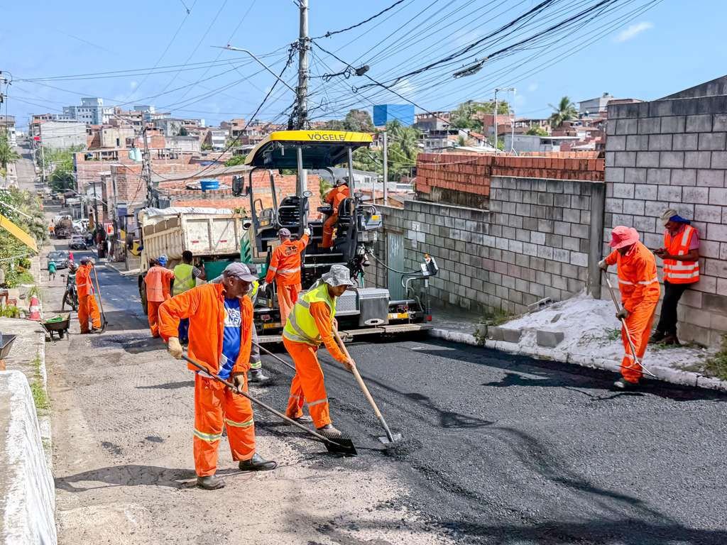 Prefeita Débora Regis acompanha obras do Pavimenta Lauro no bairro do Caji neste sábado (25) -