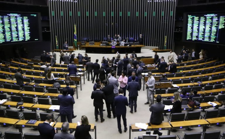 Discussão e votação de propostas legislativas.