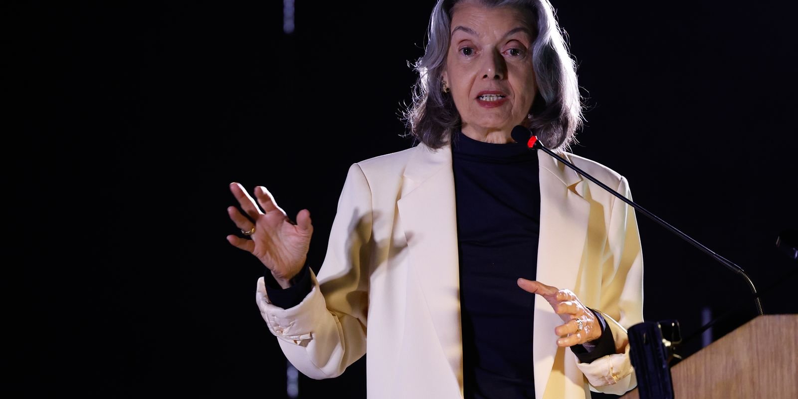 Carmén Lúcia: "ditadura é como erva daninha que precisa ser cortada"