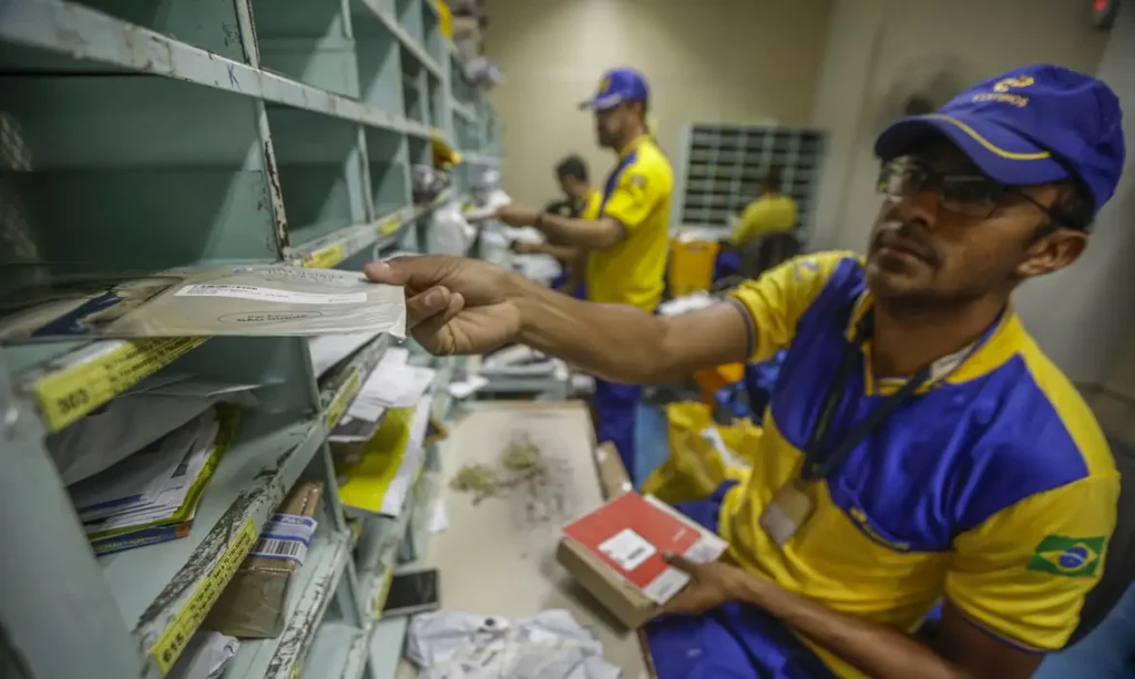 Correios estudam demitir 10 mil funcionários para garantir crédito de R$ 20 bilhões