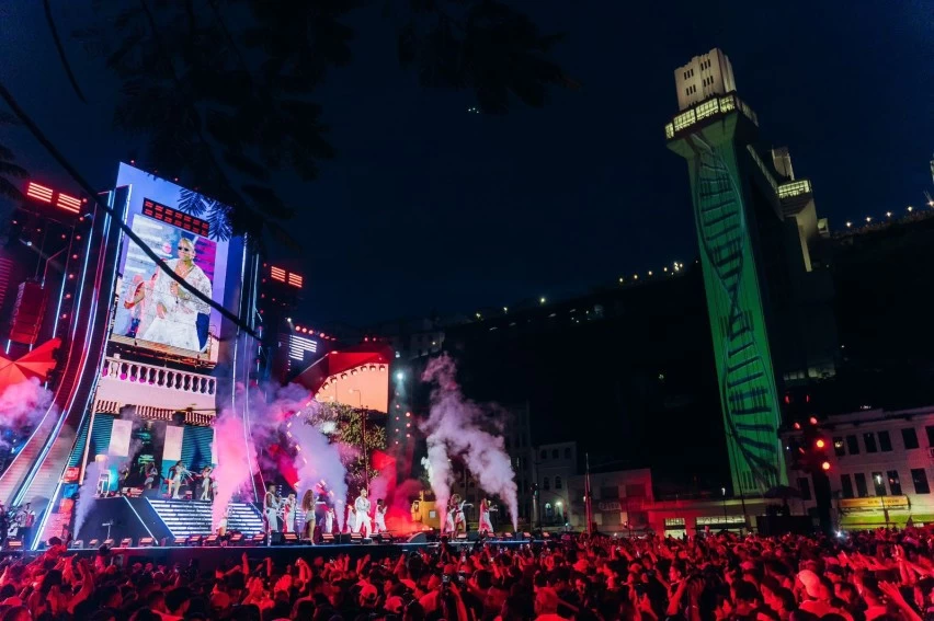DNA DO GG! Léo Santana grava celebra 20 anos de carreira em Salvador