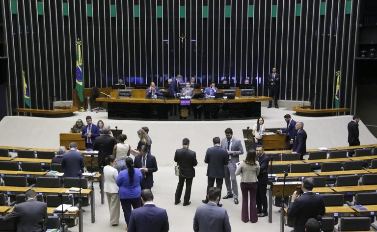 Discussão e votação de propostas legislativas.
