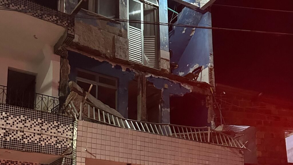 Desabamento de varanda deixa três mortos e oito feridos no bairro de Mata Escura, em Salvador; padre está entre as vítimas