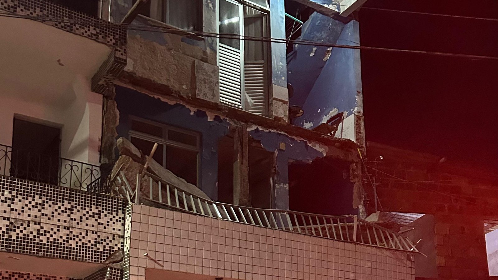 Desabamento de varanda deixa três mortos e oito feridos no bairro de Mata Escura, em Salvador; padre está entre as vítimas
