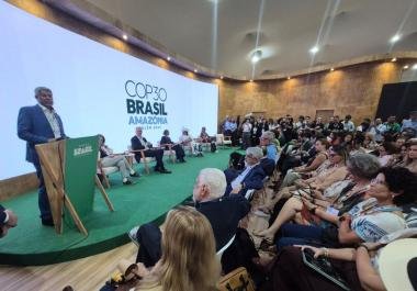 Jerônimo apresenta experiências da Bahia em transição energética e articula parcerias na COP30 | SECOM