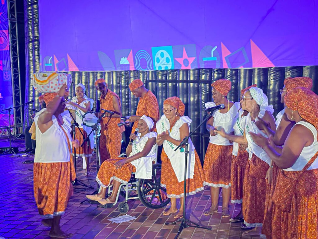 Mais de 3 mil pessoas prestigiam o projeto Cinema Inflável em Lauro de Freitas -