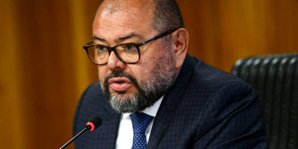 PF aponta ex-ministro de Bolsonaro como pilar institucional de desvios