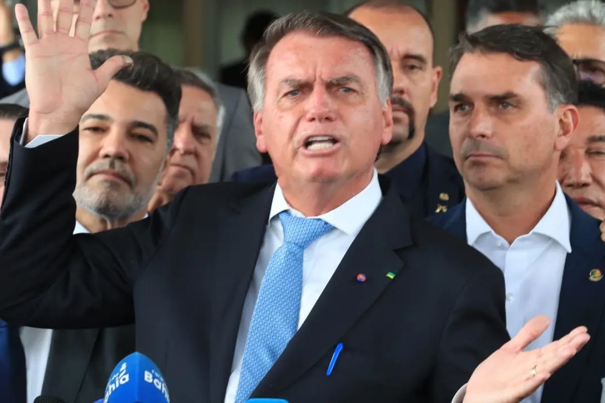 Paranoia? Aliados dizem que Bolsonaro "surtou" e "escutava vozes" antes de violar tornozeleira