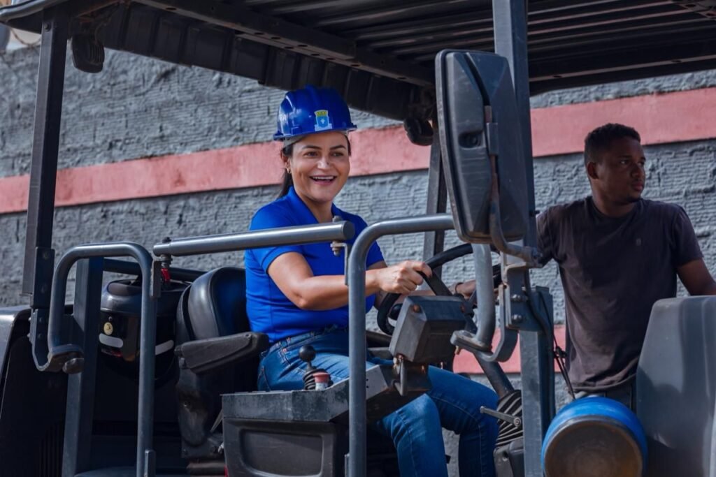 Prefeita Débora Regis acompanhou de perto mais uma etapa do Pavimenta Lauro neste sábado (1º/11) -
