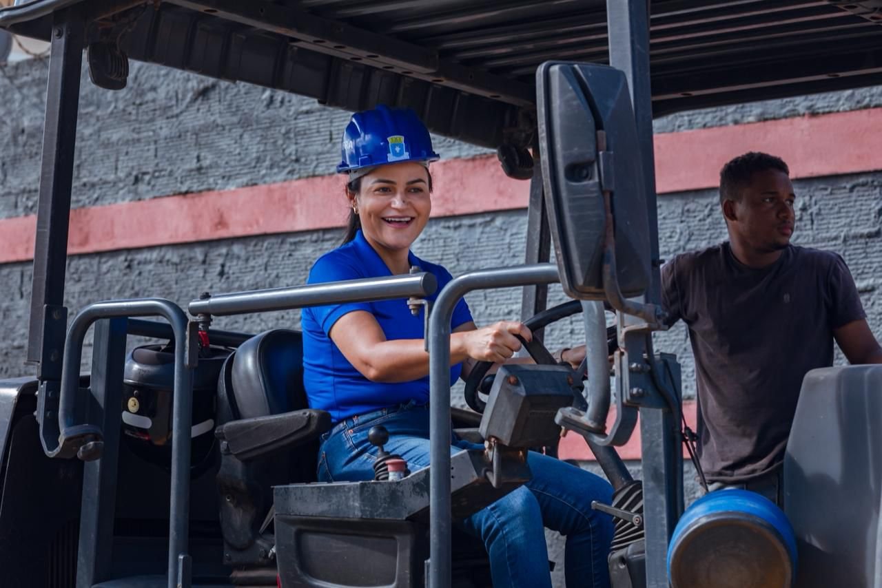 Prefeita Débora Regis acompanhou de perto mais uma etapa do Pavimenta Lauro neste sábado (1º/11) -