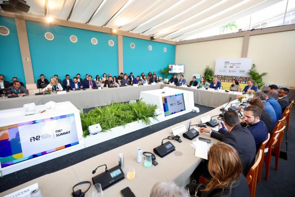 Prefeita Débora Regis participa da 88ª Reunião Geral da FNP e discute mobilidade urbana e investimentos do BNDES -