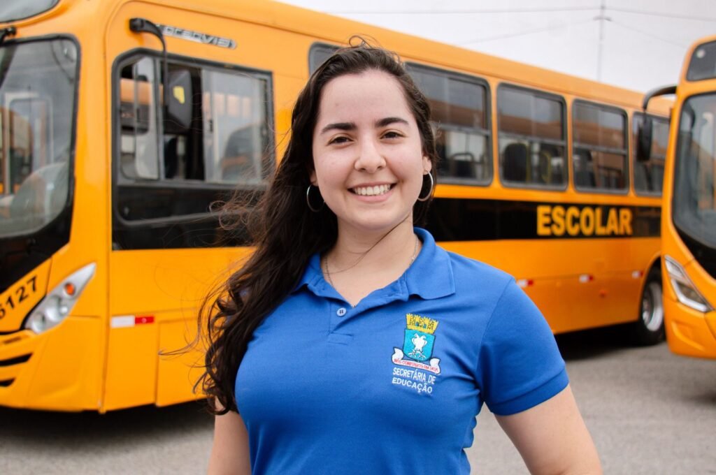 Prefeitura de Lauro de Freitas renova frota escolar com entrega de 35 novos ônibus -