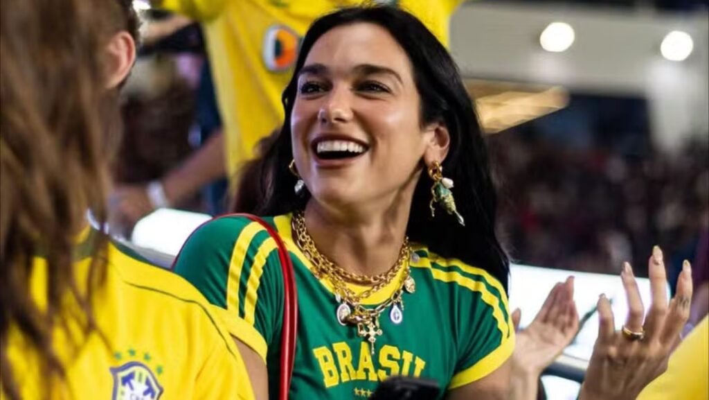 VÍDEO: Dua Lipa assiste clássico no Maracanã e vibra com gol do Fluminense