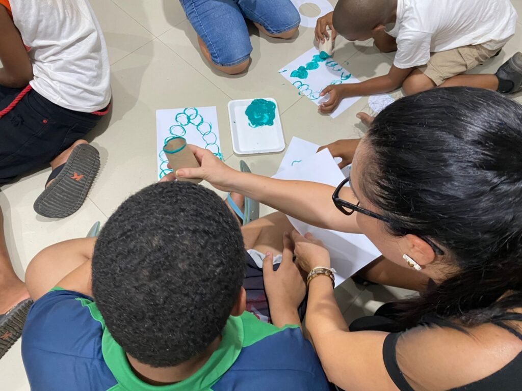 CAPSi promove oficina terapêutica natalina para fortalecer vínculos entre crianças e famílias -