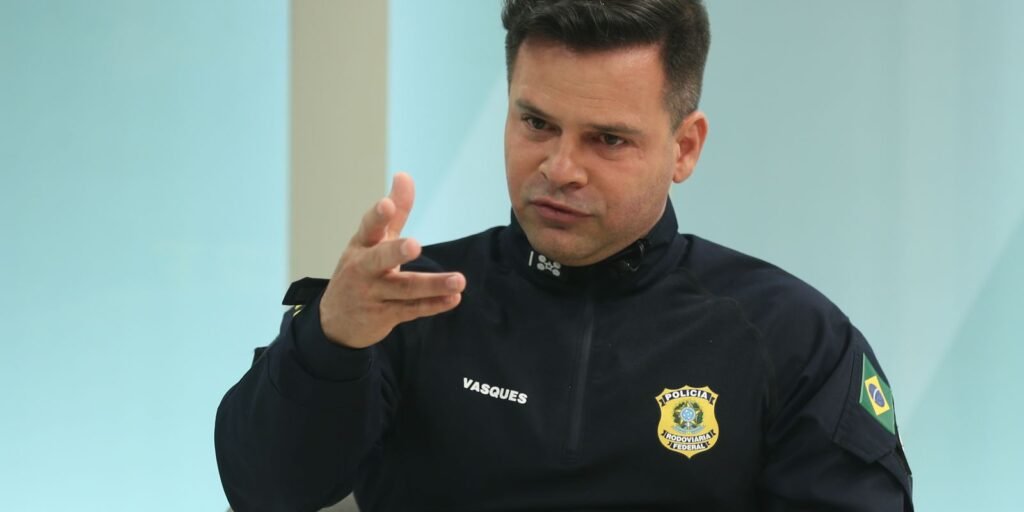 Ex-diretor da PRF levou pitbull e sacos de ração em fuga para Paraguai