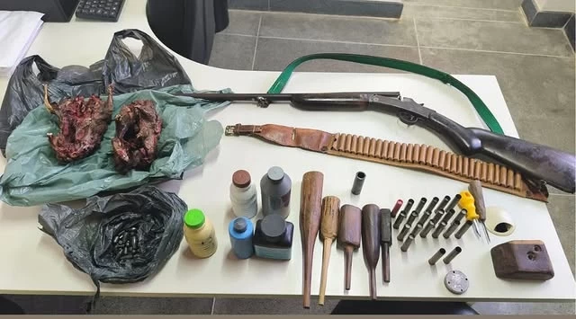 Homem é preso com itens de caça e arma de fogo em Gentio do Ouro