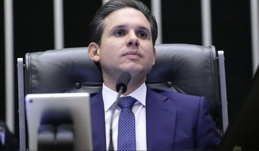 Hugo Motta convoca reunião sobre ordem de Moraes e pode decretar posse de suplente de Zambelli