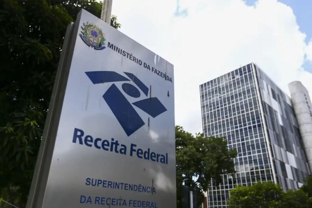Imposto sobre PIX? Receita Federal reage a supostas taxações sobre movimentações bancárias