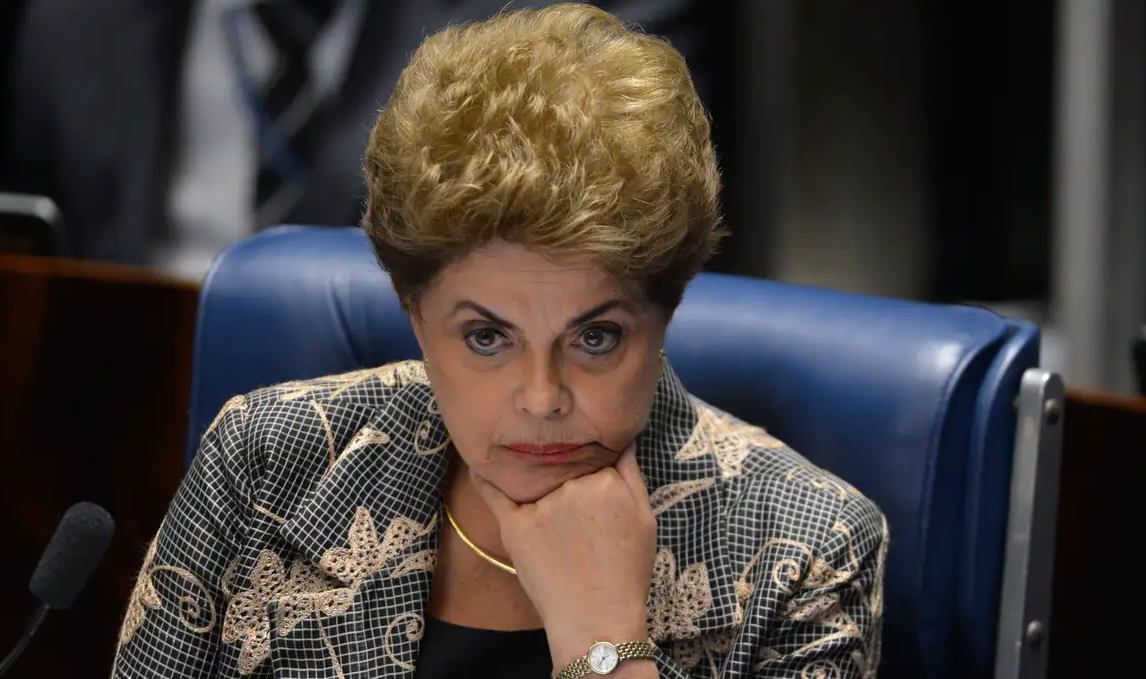 Justiça determina indenização de R$ 400 mil a Dilma