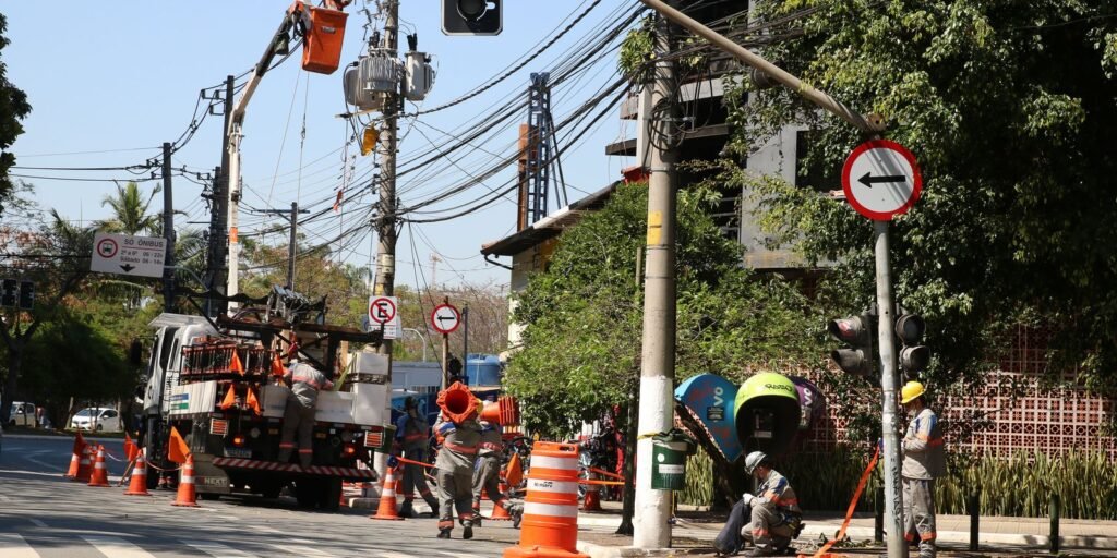 Justiça manda Enel restabelecer energia elétrica em SP em 12 horas