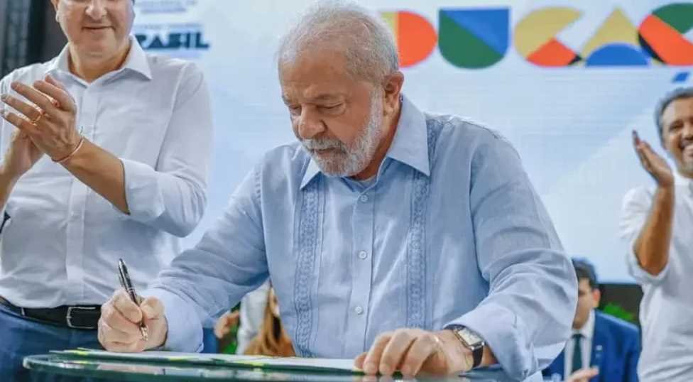 Lula assina decreto de indulto de Natal e mantém veto a crimes hediondos e facções