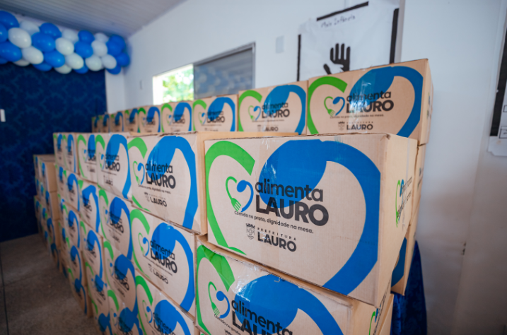 Mais de mil famílias são contempladas com cestas básicas em ação com participação da prefeita Débora -