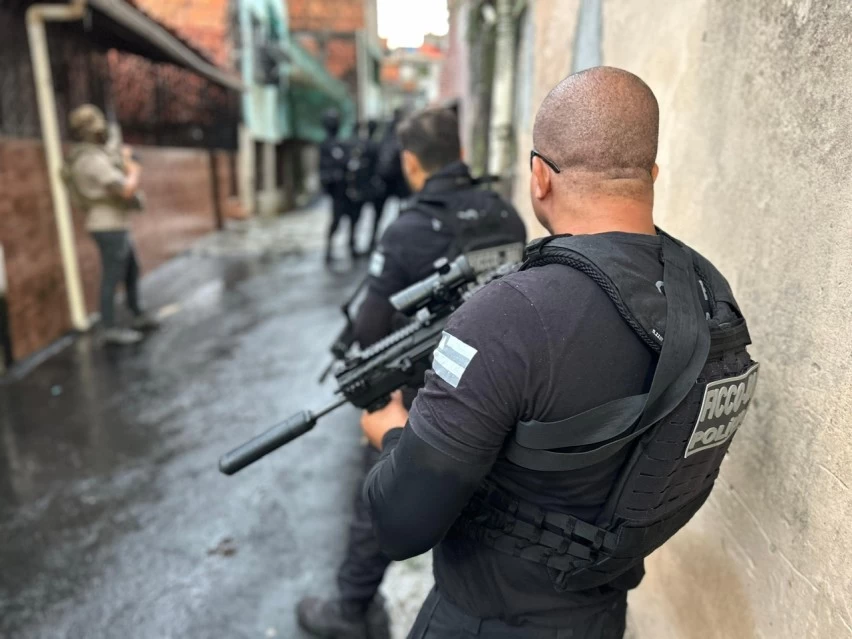 Operação estoura esconderijo do CV em Tancredo Neves