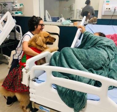 Pacientes do Hospital Mont Serrat recebem visita especial de cão terapeuta | SECOM