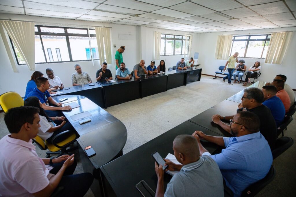 Prefeita Débora discute programação das festas de Lauro de Freitas com associações -