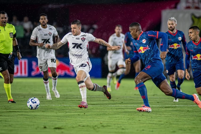 SE COMPLICOU! Vitória é goleado pelo Bragantino e retorna para zona de rebaixamento