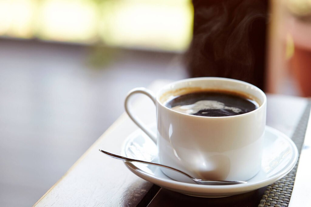 Tomar café sem açúcar previne declínio cognitivo e aumenta longevidade, apontam estudos
