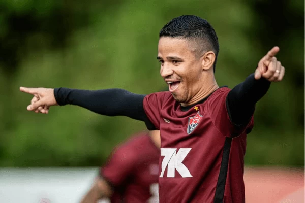 Vitória compra Erick em definitivo e assina contrato até 2028