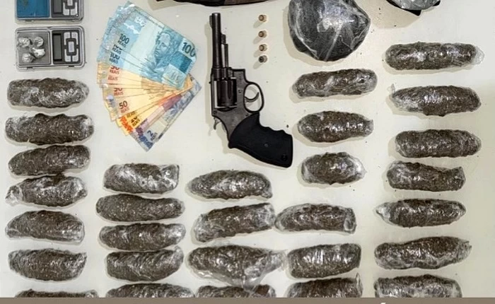 Ação da Caatinga apreende arma e porções de drogas