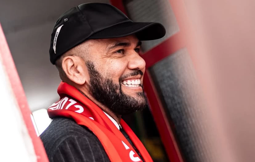 Aos 42 anos, Dani Alves pode voltar aos gramados