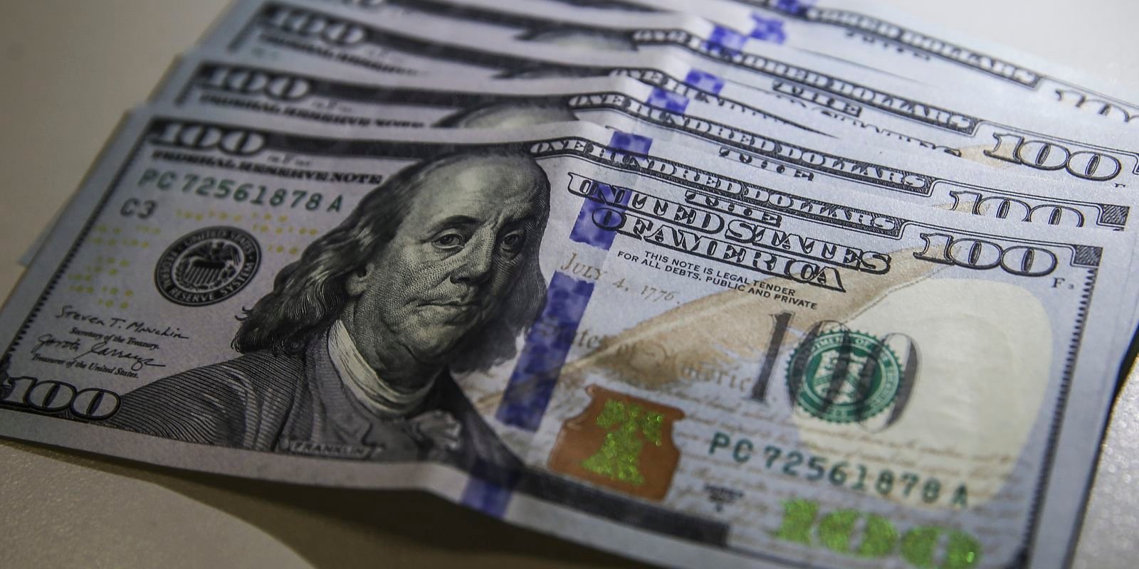 Brasil tem segunda maior saída de dólares da história em 2025