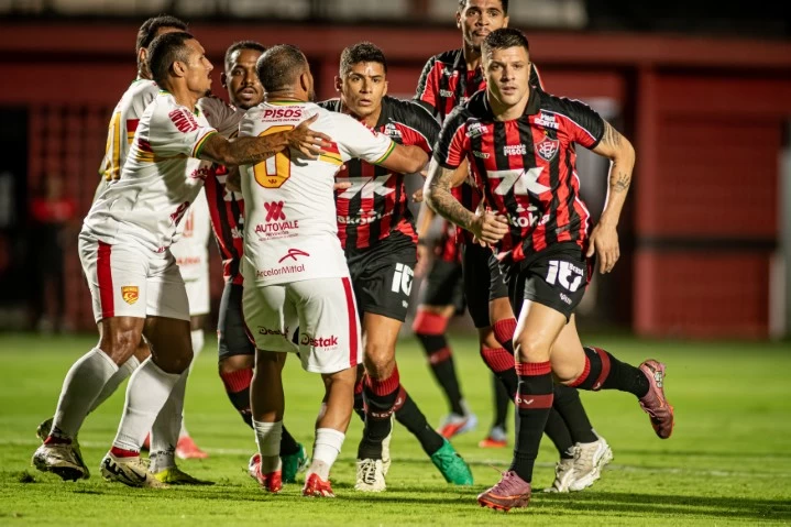 Com estreia do time titular, Vitória atropela a Juazeirense e sobe na tabela do Baiano