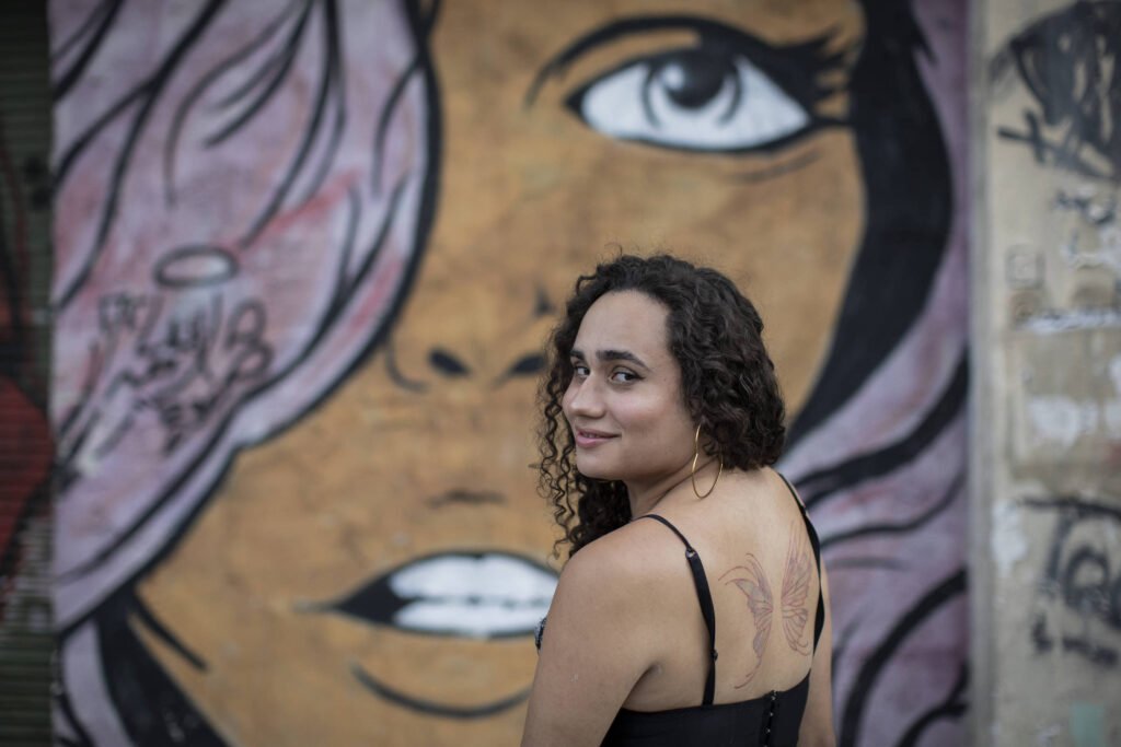 Como Viviane da novela, mulheres trans têm dificuldade e sofrem rejeição ao falar sobre passado