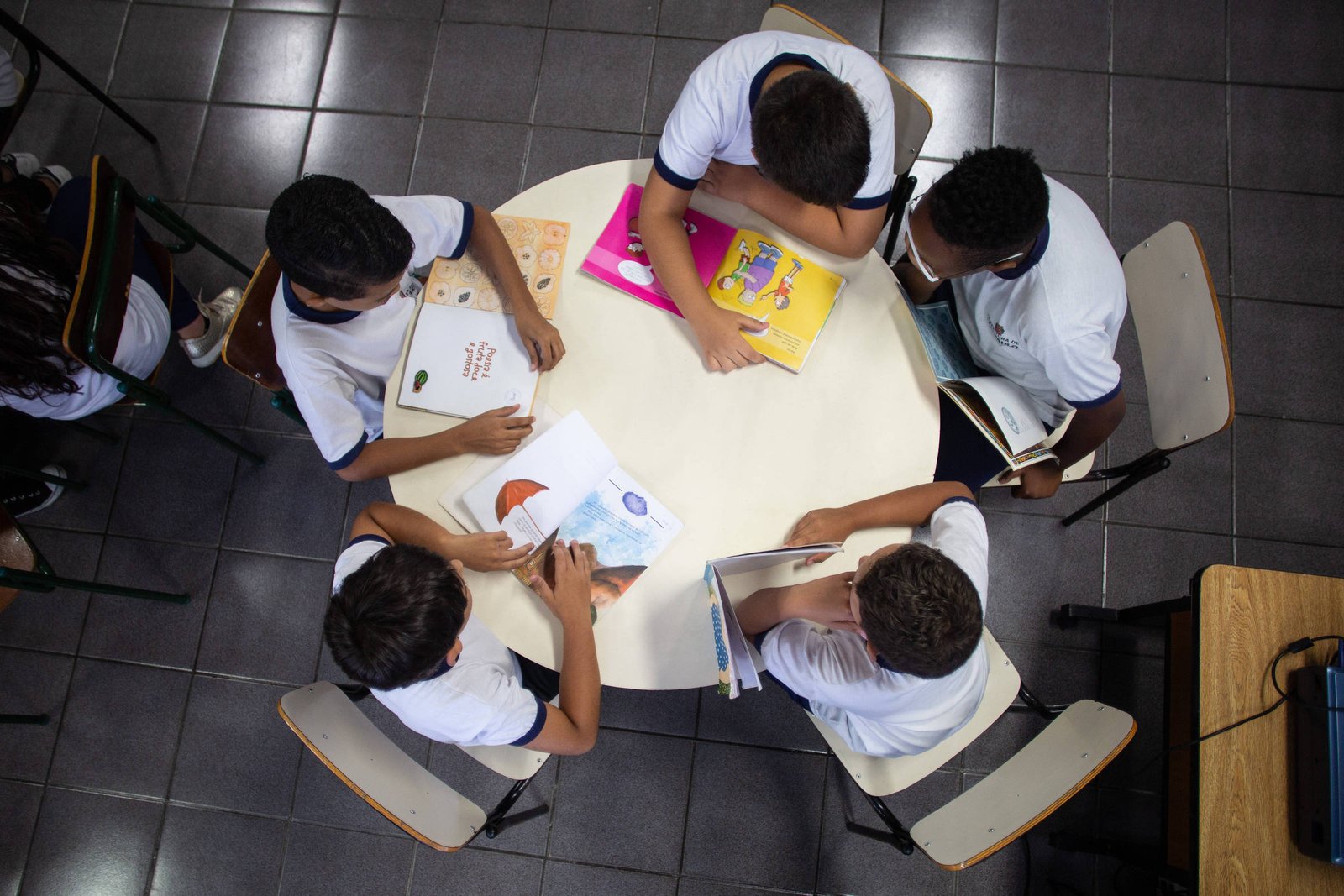 Crianças aprendem mesmo quando parecem distraídas, mostra estudo